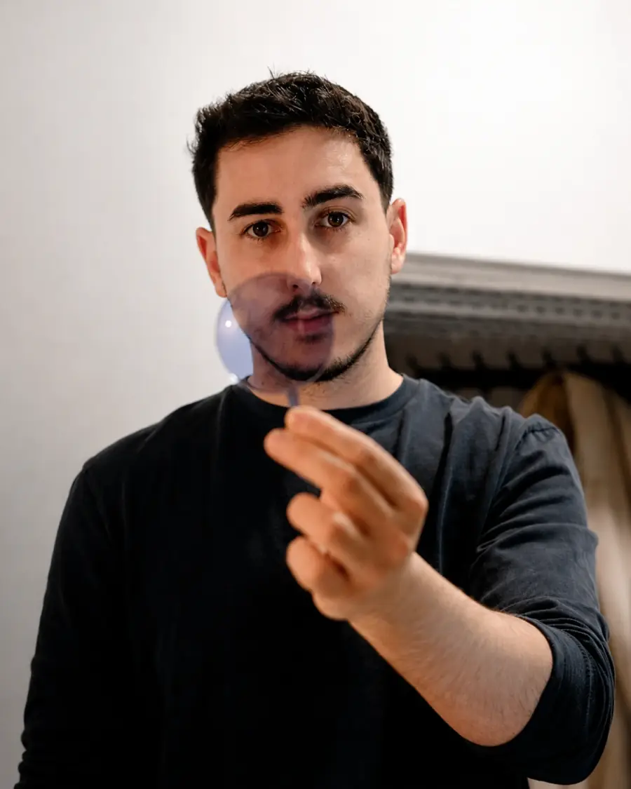 Tecnico di CristalesRepuesto che controlla una lente nel laboratorio di Granada
