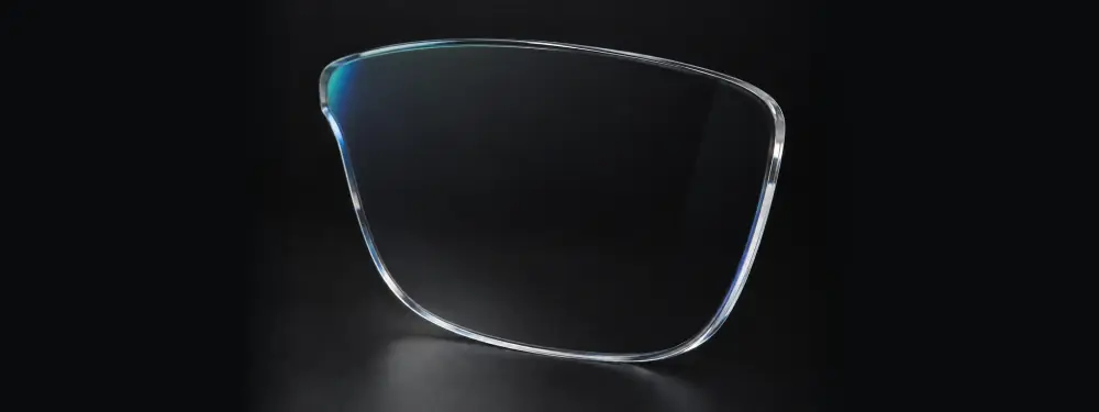 La stessa lente con il riflesso ridotto e una leggera tonalità residua del trattamento antiriflesso