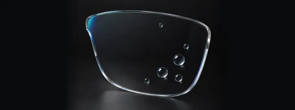 Lente trasparente con antiriflesso e gocce d'acqua sferiche sul trattamento idrofobico