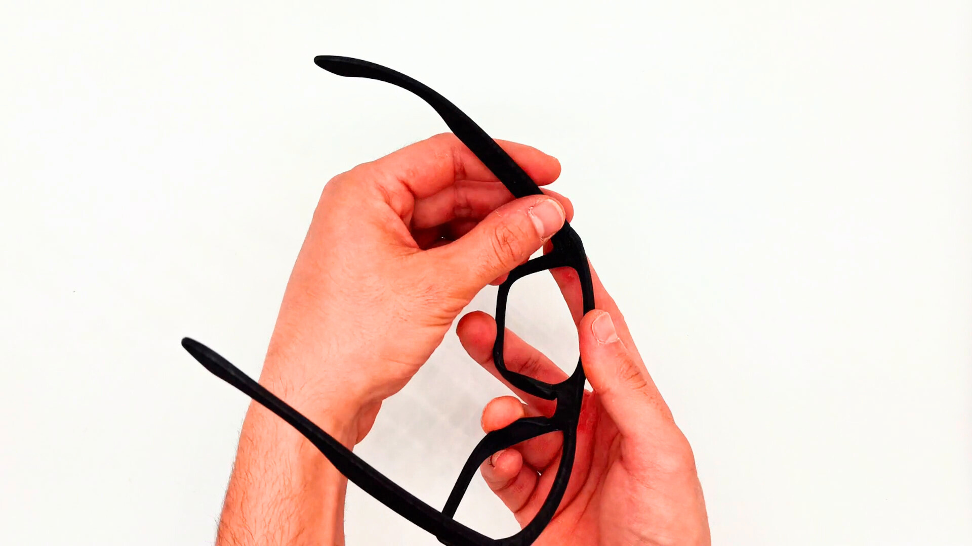 Installazione della nuova asta a pressione sugli occhiali Oakley OO9102